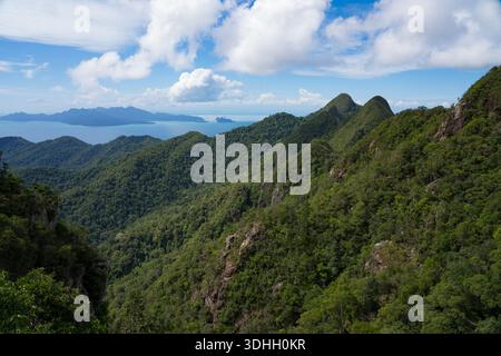 Blick auf die Berge und Inseln von der Aussichtsplattform Langkawi Skybridge Stockfoto