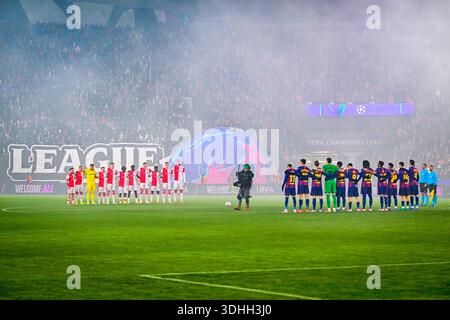 Prag, Tschechische Republik. Januar 2026. Die Spieler von SK Slavia Praha und FC Barcelona legen eine Schweigeminute für die Opfer der Zugkollision in Spanien ein, bevor sie am 21. Januar 2026 in Prag, Tschechische Republik, während des 7. Runde-Spiels der Champions League Slavia Praha gegen den FC Barcelona in Prag, Tschechien, antraten. Quelle: VIT Simanek/CTK Photo/Alamy Live News Stockfoto