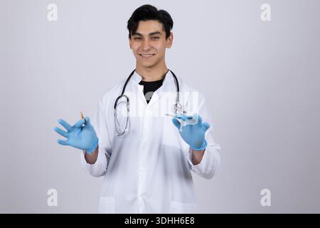 Arzt in weißem Mantel mit blauen medizinischen Handschuhen Stockfoto