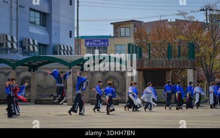 Aomori, Japan - 27. April 2025. Traditionelle Tanztruppe in authentischer Aomori-Volkskleidung mit lebhafter Choreografie im Herzen von Aomori Central p Stockfoto