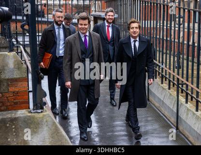 London, Großbritannien. Januar 2026. Der britische Medienbarrister David Sherborne (rechts) kommt mit seinem Team an. Er vertritt die Anspruchsteller einschließlich Prinz Harry. Prinz Harry und andere Prominente verklagen Associated Newspapers, sie mit ungesetzlichen Methoden zu schnüffeln, um sensationelle Schlagzeilen zu schaffen. Quelle: Mark Thomas/Alamy Live News Stockfoto
