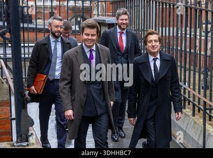 London, Großbritannien. Januar 2026. Der britische Medienbarrister David Sherborne (rechts) kommt mit seinem Team an. Er vertritt die Anspruchsteller einschließlich Prinz Harry. Prinz Harry und andere Prominente verklagen Associated Newspapers, sie mit ungesetzlichen Methoden zu schnüffeln, um sensationelle Schlagzeilen zu schaffen. Quelle: Mark Thomas/Alamy Live News Stockfoto