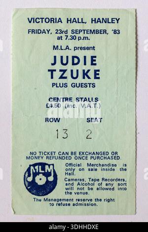 Klassische Konzertkarte der 1980er Jahre für die Thesinger JUDIE TZUKE in der Victoria Hall Hanley am 23. September 1983 Stockfoto
