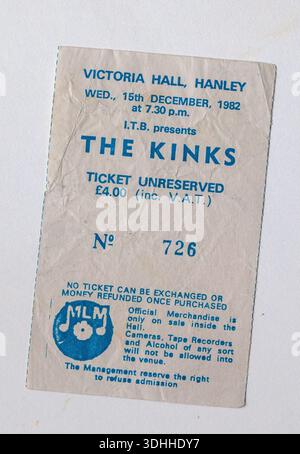 Altes Konzertticket der 1980er Jahre für die Popband THE KINKS im Victoria Hall Hanley am 15. Dezember 1982 Stockfoto