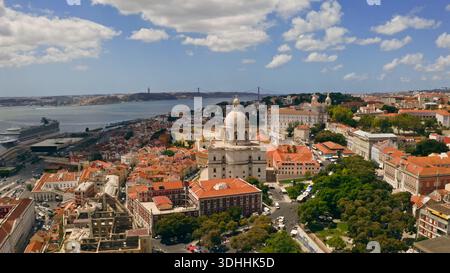 Lissabon Portugal Drohnenpanorama mit National Pantheon Kuppel Tejo Fluss Wasser schöne Uferpromenade 25 de Abril Brücke historische Alfama Dächer europäisch Stockfoto