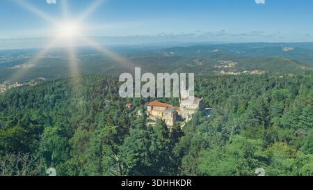 Panoramablick aus der Vogelperspektive Bussaco Palast in Luso Portugal altes Gebäude Schloss in historischem Dorf erstaunliche Sommer Natur grüne Bäume Wald Berge Stockfoto