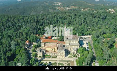 Blick von oben auf das schöne Gebäude Bussaco Palace in Luso Portugal umgeben von grünen Parkbäumen Wald Berge Garten portugiesische Architektur Kultur Stockfoto