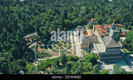 Bussaco Palast in Luso Portugal mit grünem Garten rote Dächer altes Gebäude Schloss königliche Resudence in historischem Dorf Tal Reise Ort majestätisch Stockfoto
