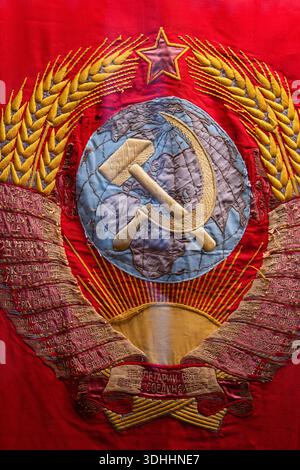 Wappen der Sowjetunion (UdSSR) mit Hammer und Sichel über einem Globus, eingerahmt von Weizenscheiben und gekrönt von einem roten fünfzackigen Stern. Stockfoto