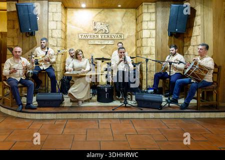 Musiker spielen traditionelle armenische Volksmusik mit ethnischen Instrumenten auf der Bühne im Restaurant Tavern Jerewan Stockfoto