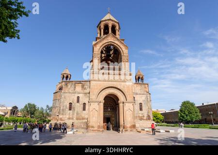 Die Kathedrale von Etchmiadzin, Mutterkirche der Armenisch-Apostolischen Kirche, steht unter einem klaren blauen Himmel in Vagharshapat, Armenien Stockfoto