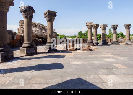 Ruinen der aus dem 7. Jahrhundert stammenden Zvartnots-Kathedrale mit Steinsäulen unter klarem Himmel am UNESCO-Weltkulturerbe in der Nähe von Vagharshapat, Armenien Stockfoto