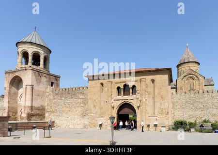 Eingangstor und Steinmauern der historischen Svetitskhoveli Kathedrale mit Glockenturm und Kuppel in Mzcheta Georgien Stockfoto