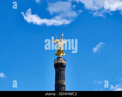 goldene victoria nike Statue auf der siegessäule gegen den blauen Himmel, berlin Stockfoto
