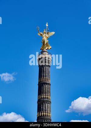 goldene victoria nike Statue auf der siegessäule gegen den blauen Himmel, berlin Stockfoto