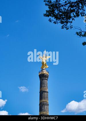 goldene victoria nike Statue auf der siegessäule gegen den blauen Himmel, berlin Stockfoto