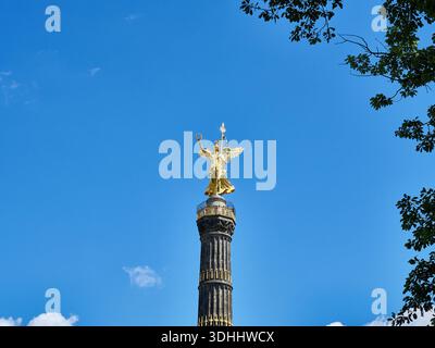 goldene victoria nike Statue auf der siegessäule gegen den blauen Himmel, berlin Stockfoto