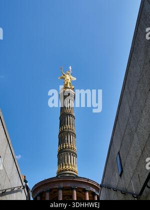 goldene victoria nike Statue auf der siegessäule gegen den blauen Himmel, berlin Stockfoto