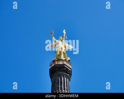 goldene victoria nike Statue auf der siegessäule gegen den blauen Himmel, berlin Stockfoto