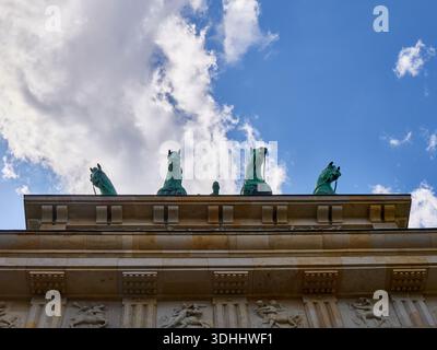 Einzigartige Tiefwinkelansicht von Quadriga-Pferden am brandenburger Tor mit Wolken, berlin Stockfoto
