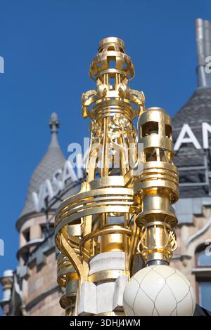 Königliches dramatisches Theater oder Dramaten, goldene Statue, Östermalm, Stockholm, Schweden. Stockfoto