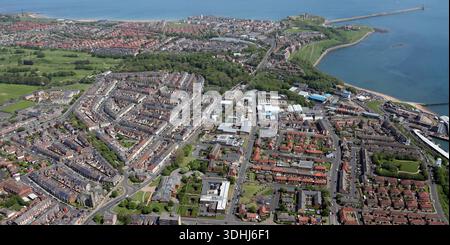 Luftaufnahme der North Shields mit Blick nach Osten entlang der Tynemouth Road in Richtung Tynemouth und Lighhouse in the Ferne, Tyne & Wear Stockfoto