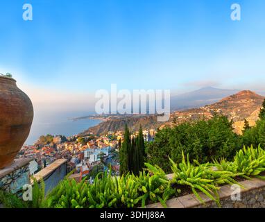 Mount Ätna vom oberen Taormina Hügel Stockfoto