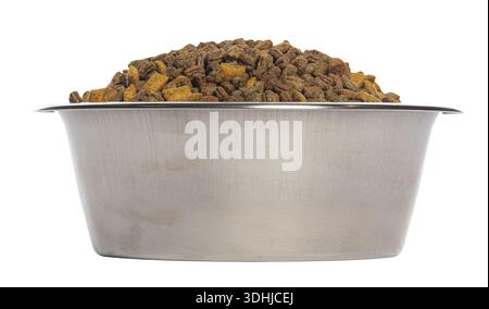 Futtertrockenfutter, das eine Edelstahlschale füllt, isoliert auf weiß Stockfoto