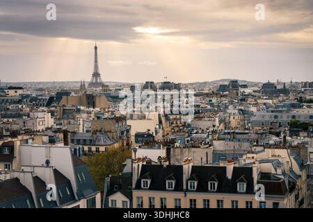 Eiffelturm und die Dächer von Paris, aus der Vogelperspektive vom Centre Pompidou (oder Beaubourg) Stockfoto