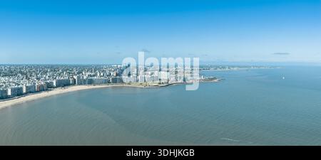 Luftaufnahme der Stadt entlang der Küste, wo die Gebäude auf das Meer treffen, Montevideo, Departamento de Montevideo, Uruguay. Stockfoto
