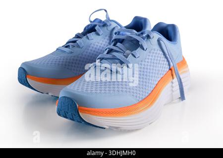 Ein Paar blaue Laufschuhe mit orangefarbenen Akzenten und Mesh-Material Stockfoto