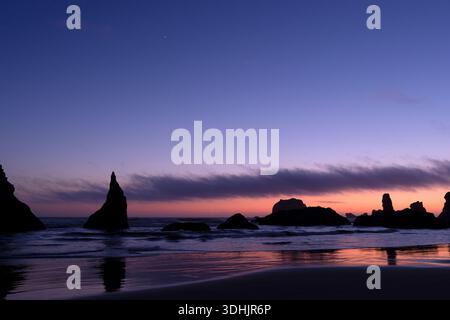 Meeresstapel bei Sonnenuntergang, Bandon, Oregon Stockfoto