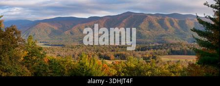Panoramablick auf die Cades Cove Methodist Church entlang der Cades Cove Loop im Great Smoky Mountains National Park im Herbst. Stockfoto