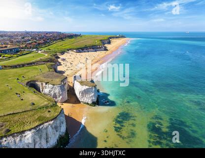 Aus der Vogelperspektive auf die Ostküste Englands, Kent, mit dem wunderschönen Strand von Botany Bay und weißen Kreidefelsen im Meer Stockfoto