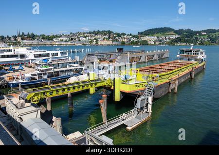 Luzern, Schweiz - 25. August 2025: Eine lebhafte Hafenszene mit Booten an einem Yachthafen, umgeben von einer Stadtlandschaft von Luzern und Hügeln in der Ba Stockfoto