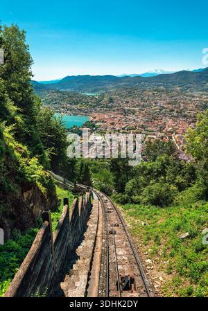 Die Zahnradbahn auf dem Monte Bre, Blick auf die Stadt Lugano, klarer blauer Himmel. Stockfoto
