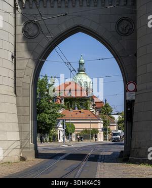 Blick auf den Turm des Potsdamer Rathauses durch das Nauener Tor, Friedrich-Ebert-Straße, Brandenburg, Deutschland Stockfoto