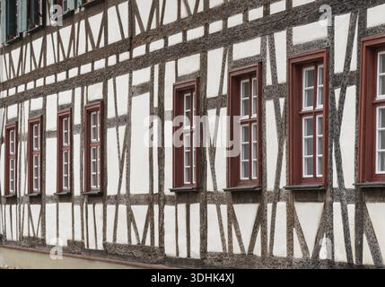 Altes Fachwerkhaus mit braun-roten Fenstern, Fachwerk, Blaubeuren, Schwäbische Alb, Baden-Württemberg, Deutschland Stockfoto