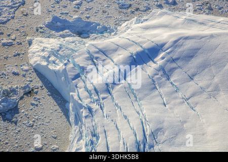 Aus der Vogelperspektive auf einen großen Eisberg, arktische Landschaft, gefrorene Wildnis, Gletscher und schneebedecktes Gelände, Klimawandel, globale Erwärmung, Grönland, Norden Stockfoto