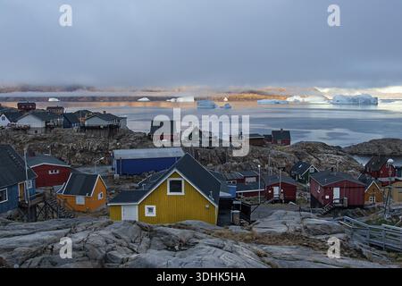 Das Dorf Uummannaq liegt auf der Insel Uummannaq im Uummannaq-Fjord im Nordwesten Grönlands, Nordamerika Stockfoto