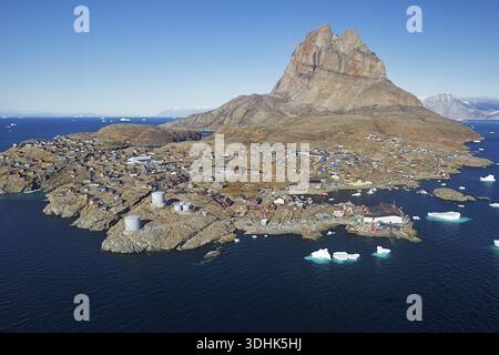 Luftaufnahme des Dorfes Uummannaq auf der Insel Uummannaq im Uummannaq Fjord im Nordwesten Grönlands, Nordamerika Stockfoto