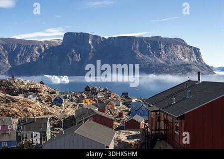 Das Dorf Uummannaq liegt auf der Insel Uummannaq im Uummannaq-Fjord im Nordwesten Grönlands, Nordamerika Stockfoto