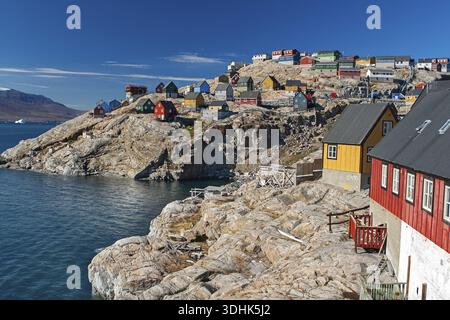 Das Dorf Uummannaq liegt auf der Insel Uummannaq im Uummannaq-Fjord im Nordwesten Grönlands, Nordamerika Stockfoto
