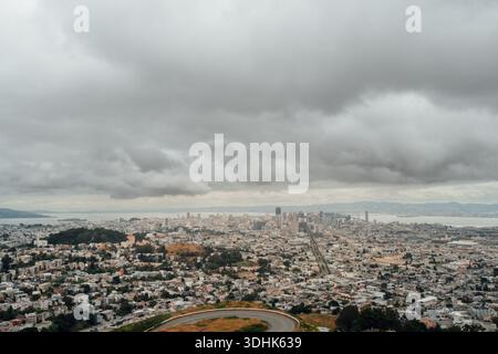San Francisco Stadtbild von Twin Peaks an einem bewölkten Tag Stockfoto