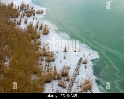 Aufgrund ungewöhnlicher Kälte ist der Balaton um 2026 Uhr gefroren. Erstaunliche Farben, Formen und Formungen sind auf diesem Foto zu sehen. Eigentlich ganz im See Stockfoto