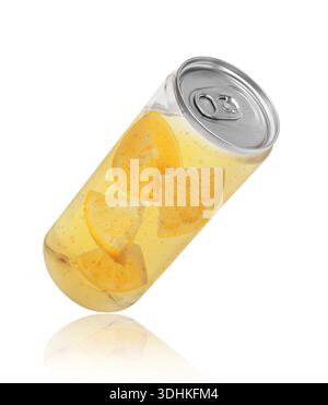 Zitronen- oder Orangensaft in einer Plastikflasche, Konzeptbild isoliert auf weißem Hintergrund Stockfoto