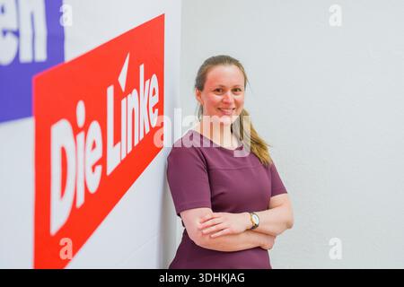 Mainz, Deutschland. Januar 2026. Kerstin Ruppert (die Linke), Spitzenkandidatin ihrer Partei für die Landtagswahl in Rheinland-Pfalz, steht vor einem Wahlplakat im Amt. Die linke Rheinland-Pfalz präsentierte ihre Plakatmotive und den Wahlkampf für die Landtagswahl 2026 beim Neujahrsempfang. Darlegung: Andreas Arnold/dpa/Alamy Live News Stockfoto