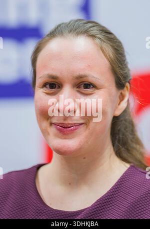 Mainz, Deutschland. Januar 2026. Kerstin Ruppert (die Linke), Spitzenkandidatin ihrer Partei für die Landtagswahl in Rheinland-Pfalz, steht vor einem Wahlplakat im Amt. Die linke Rheinland-Pfalz präsentierte ihre Plakatmotive und den Wahlkampf für die Landtagswahl 2026 beim Neujahrsempfang. Darlegung: Andreas Arnold/dpa/Alamy Live News Stockfoto