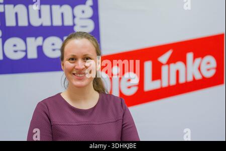Mainz, Deutschland. Januar 2026. Kerstin Ruppert (die Linke), die Spitzenkandidatin ihrer Partei für die Landtagswahl in Rheinland-Pfalz, steht vor einem Wahlplakat im Amt. Die linke Rheinland-Pfalz präsentierte ihre Plakatmotive und den Wahlkampf für die Landtagswahl 2026 beim Neujahrsempfang. Darlegung: Andreas Arnold/dpa/Alamy Live News Stockfoto