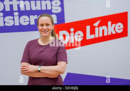 Mainz, Deutschland. Januar 2026. Kerstin Ruppert (die Linke), Spitzenkandidatin ihrer Partei für die Landtagswahl in Rheinland-Pfalz, steht vor einem Wahlplakat im Amt. Die linke Rheinland-Pfalz präsentierte ihre Plakatmotive und den Wahlkampf für die Landtagswahl 2026 beim Neujahrsempfang. Darlegung: Andreas Arnold/dpa/Alamy Live News Stockfoto